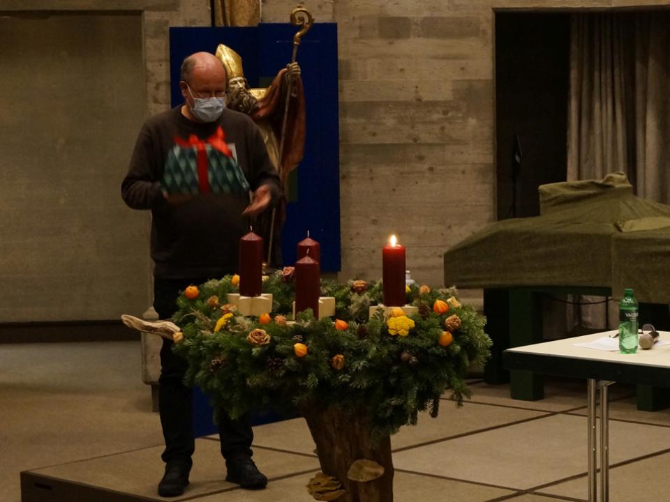 Norbert Stettler wird mit einem Geschenk verabschiedet. 