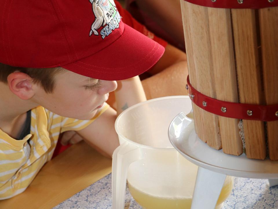 Die Religionschüler*innen sind gespannt auf das Ergebnis.