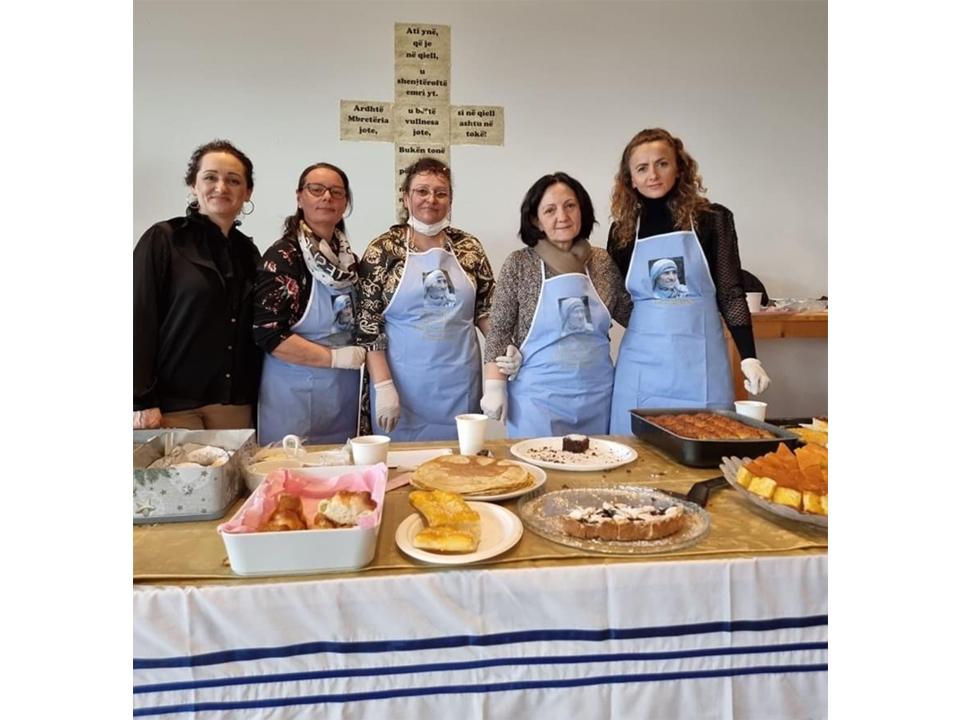 Kaffee und Kuchen nach dem Gottesdienst mit Mutter Teresa-Schürze.