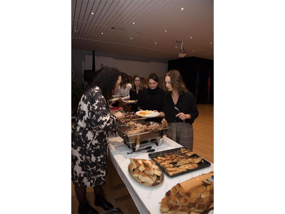 Treffen des Vereins für ein Abendessen.