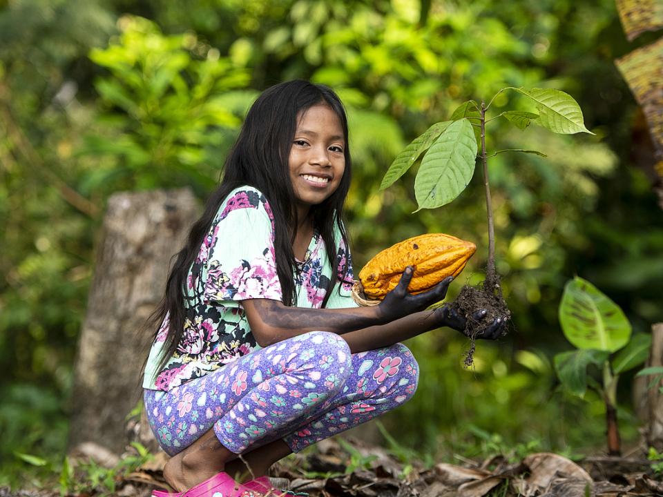 Valeria lebt im kleinen kolumbianischen Dorf Santa Sofía – mitten im Amazonas-Regenwald. 