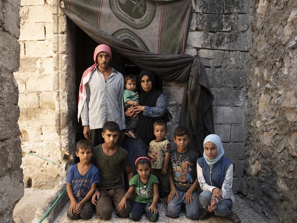 Manal (rechts kniend) mit ihrer Familie im zerbombten Rohbau, der als Unterkunft dient