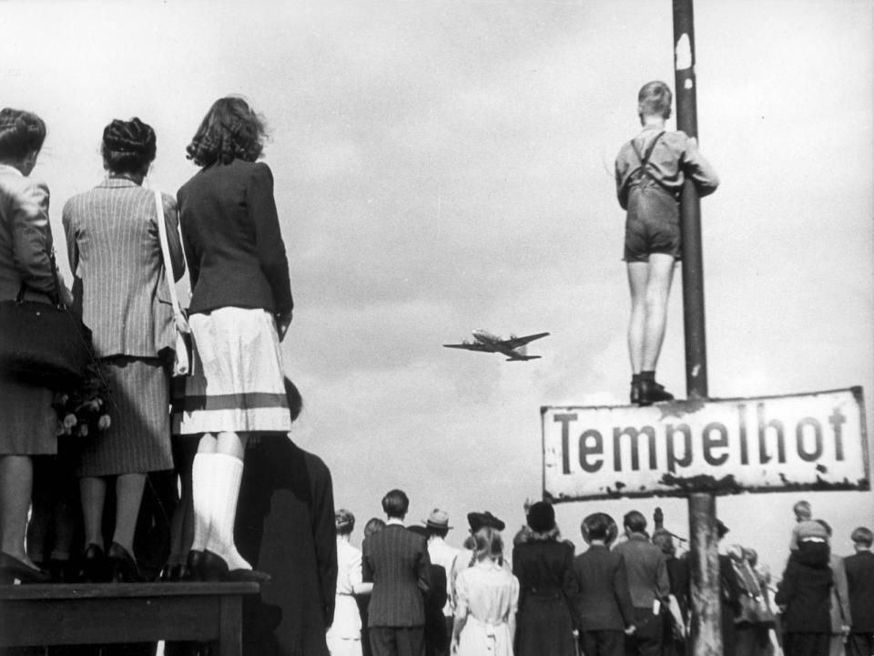 1949: Ein «Rosinenbomber» im Anflug auf den Flughafen Tempelhof