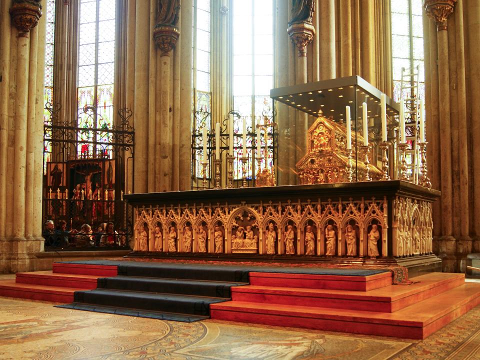 Berühmt für seine Reliquien der Heiligen Drei Könige: Dreikönigenschrein (in Vitrine) im Kölner Dom