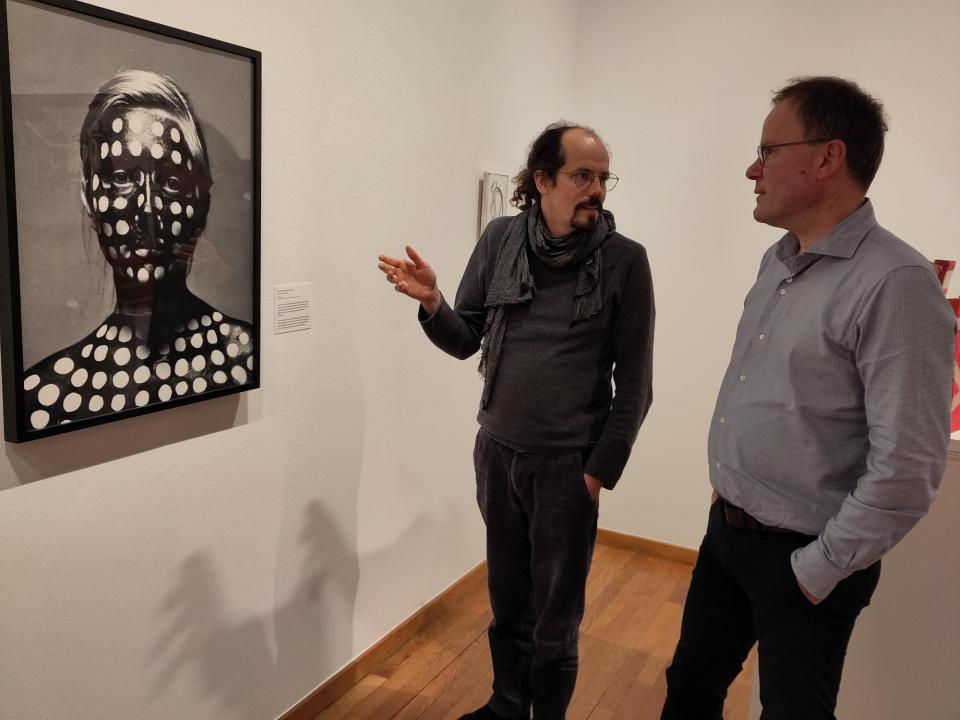 Kurator Andreas Rüfenacht (l) und Theologe Adrian Berger vor der Fotografie «Ikone» von René Eisenegger.