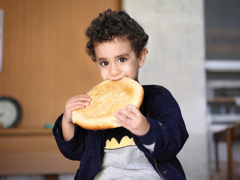 Kind mit Brot