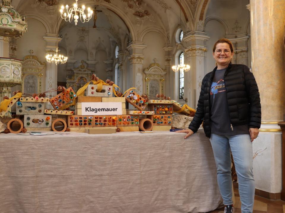 Seelsorgerin Nedjeljka Spangenberg zeigt ihre Klagemauer.