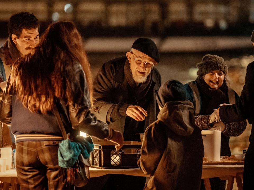 Abbé Pierre, der Gründer der Bewegung Emmaus, im Einsatz mit Unterstützenden