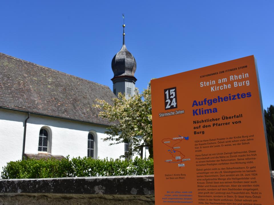 Bei der evangelischen Kirche Burg bei Stein am Rhein befindet sich die erste Station und damit der offizielle Startpunkt des Stationenweges zum Ittinger Sturm.