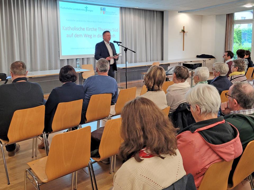 Bischofsvikar Hanspeter Wasmer begrüsst die Anwesenden am Informationsanlass zu «dual kongruent» in Eschlikon.