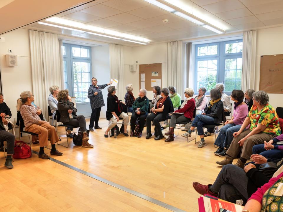 Die Frauen der GrossmütterRevolution sind Expertinnen in Care-Arbeit und möchten, dass diese mehr ins Zentrum der Wirtschaft gerückt wird.