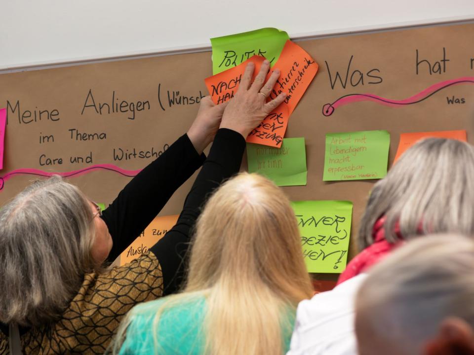 Die Frauen der GrossmütterRevolution tragen ihre Gedanken und Wünsche zum Thema «Wirtschaft ist Care» zusammen. 