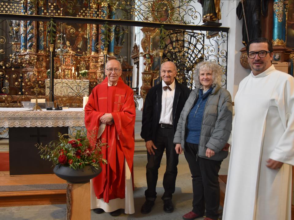 Pfarrer Josef Gander, Alois Studer, die Romanshorner Theologin Gaby Zimmermann und der Theologe Ivan Trajkov vom Pastoralraum Region Altnau (v.l.n.r.) an der Einweihung des Altartuchs 