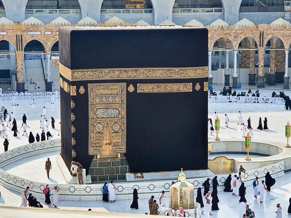 Das wichtigste islamische Heiligtum: die Kaaba in Mekka. Ganz in der Nähe befindet sich der Brunnen Zamzam.