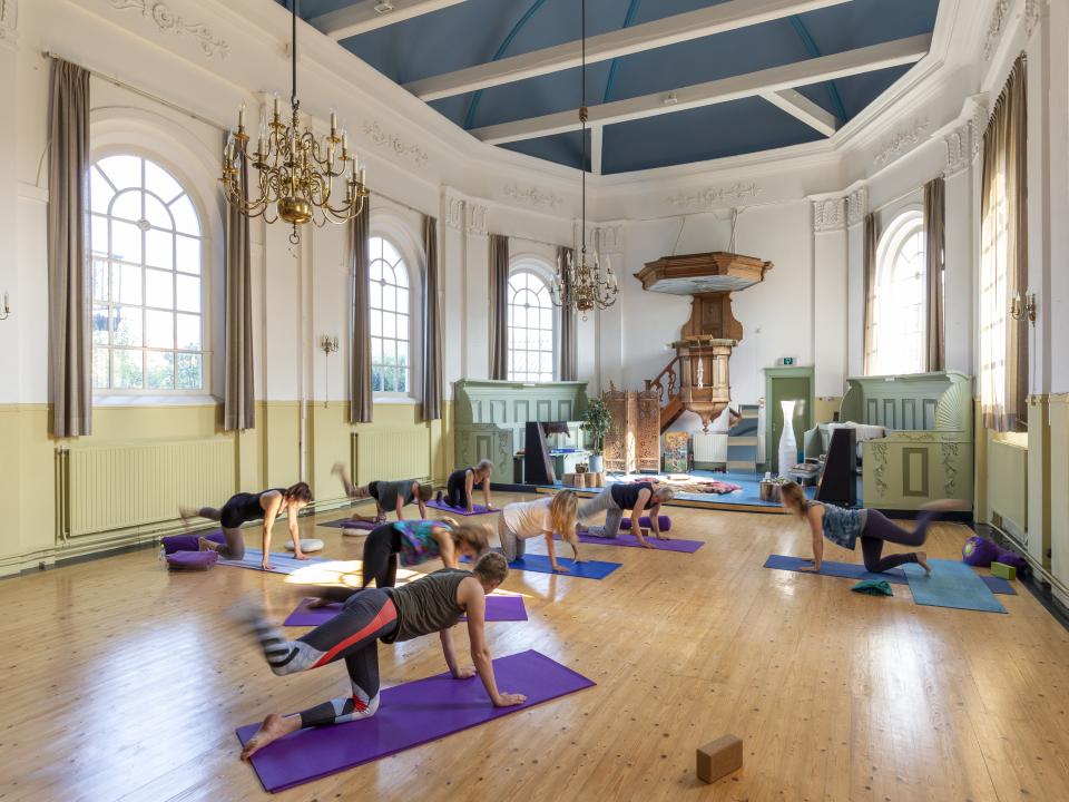 Die ehemalige Marienkirche von Heerenveen (Niederlande) wird heute als Yoga-Studio genutzt.