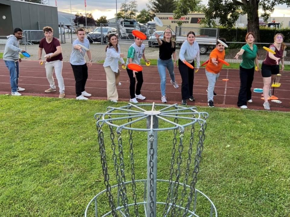 Discgolf: Die Freiwilligen vergnügen sich beim Helferfest in Weinfelden. 