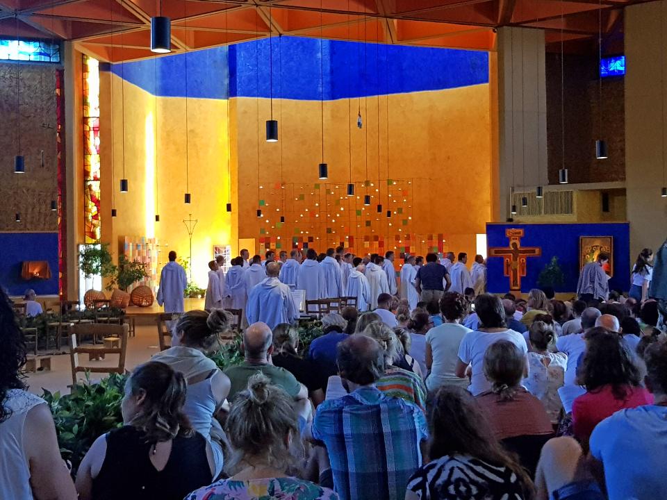 Mittagsgebet in der Versöhnungskirche von Taizé