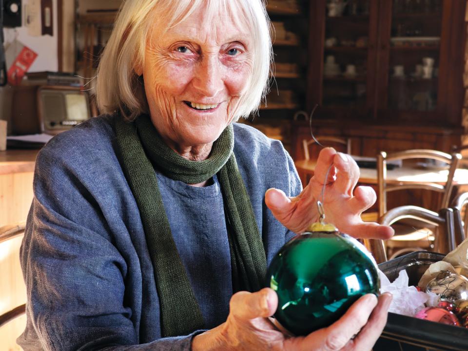 Monika Stahel mit der grünen Weihnachtskugel