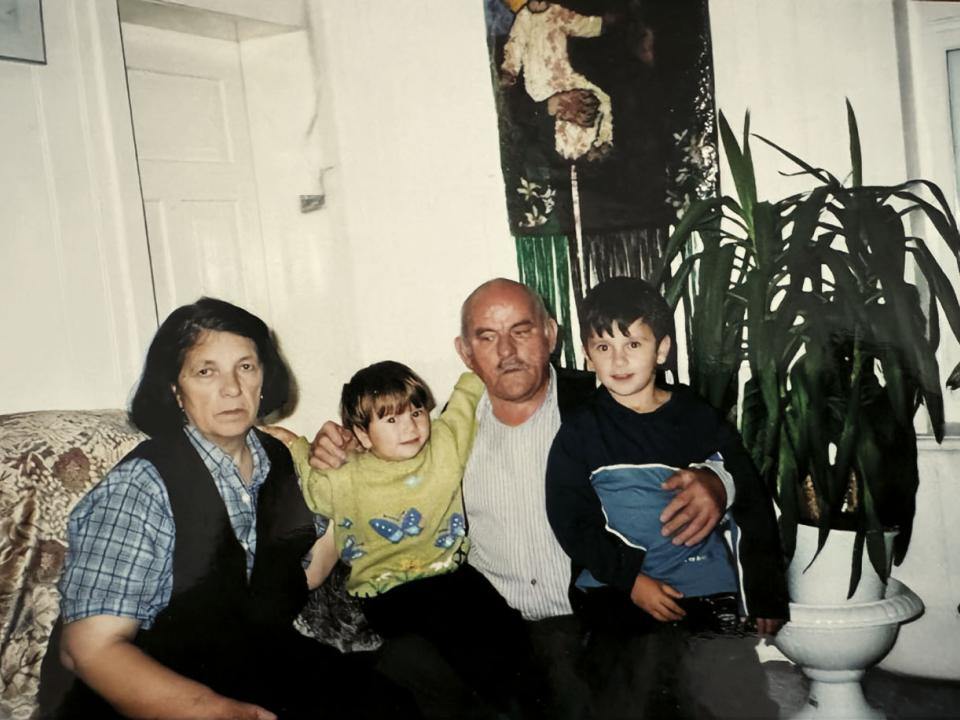 Marjie Dedaj mit Ehemann Mihill und zwei ihrer 18 Enkelkinder im Jahr 2000