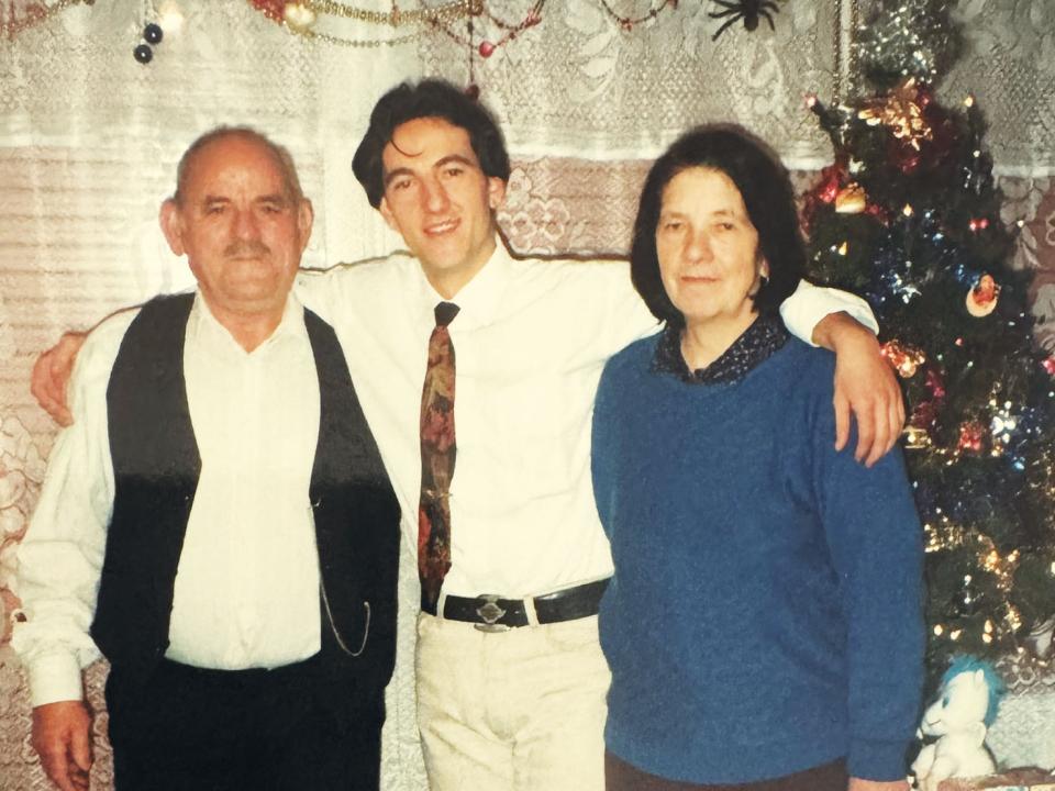 Marjie Dedaj mit Ehemann Mihill und jüngstem Sohn Rrok an Weihnachten 1995