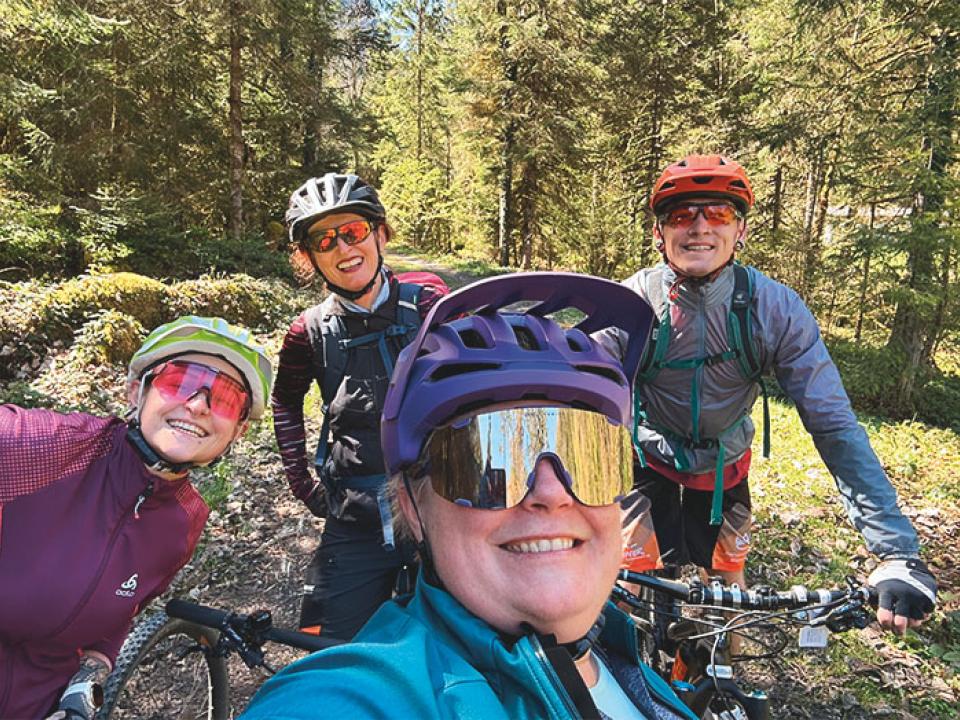 Patricia Kressig mit drei Velokollegen