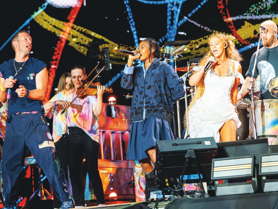 Chris Martin von Coldplay singt mit Little Simz und Elyanna «We pray».