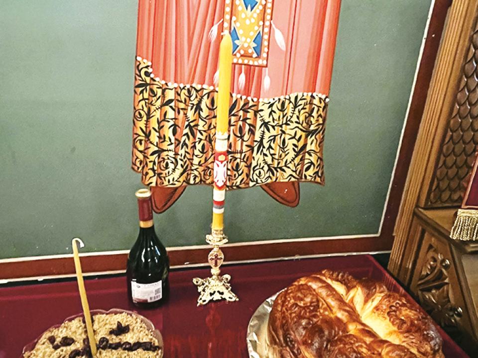 Koljivo (eine Speise aus Weizen, Nüssen, Zucker und Muskatnuss), Slavski kolac (festlicher Kuchen) mit Slava-Wein und Slava-Kerze