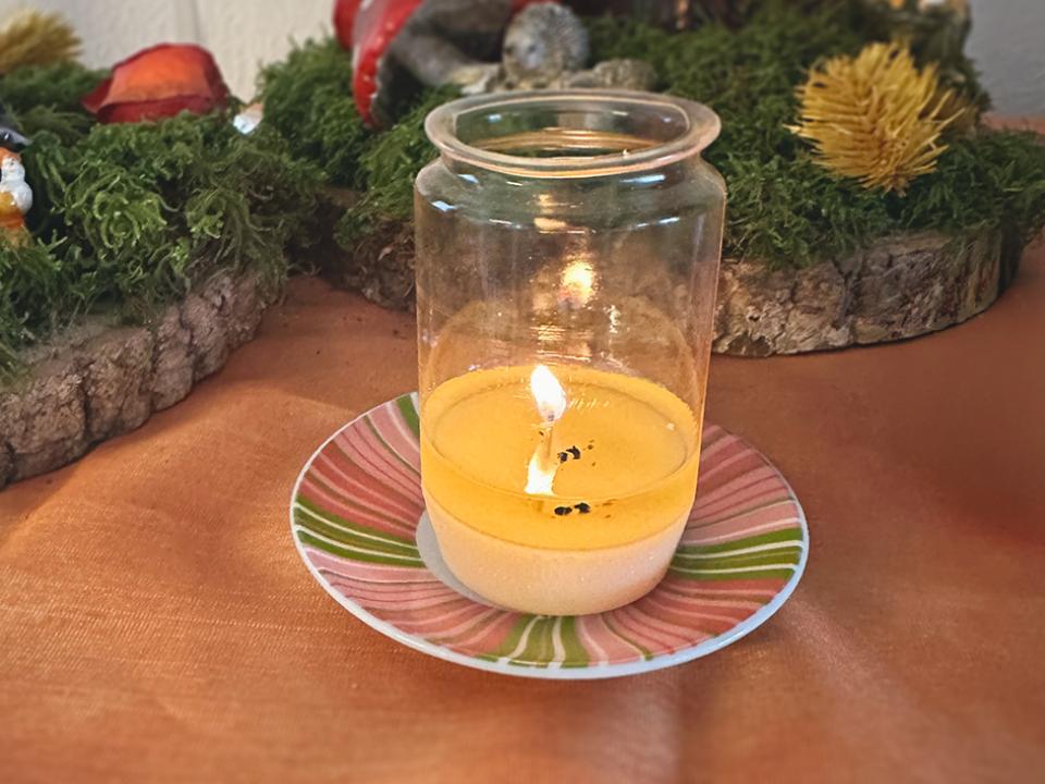 Brennende Kerze in einem Glas