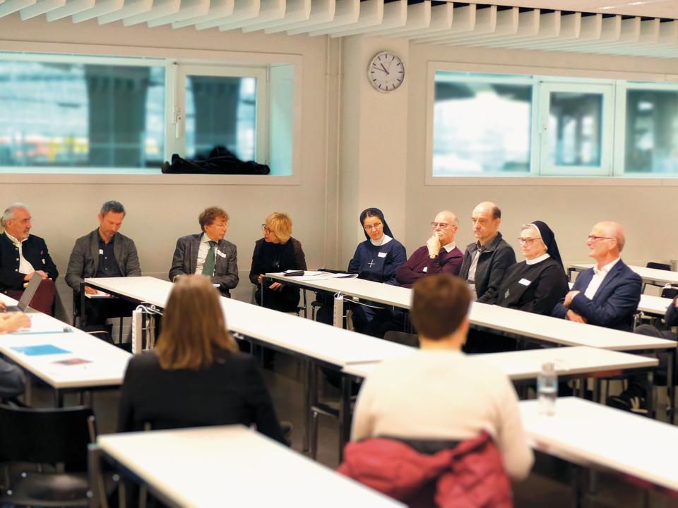 Kongressteilnehmende diskutieren in Luzern die Zukunft der Klöster.