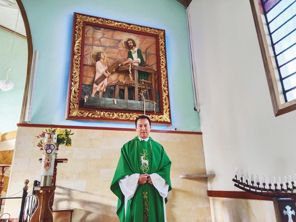 Pater Josué Caldas in seiner Kirche in San José Obrero; im Hintergrund Bild mit heiligem Josef und Jesuskind in Schreinerwerkstatt