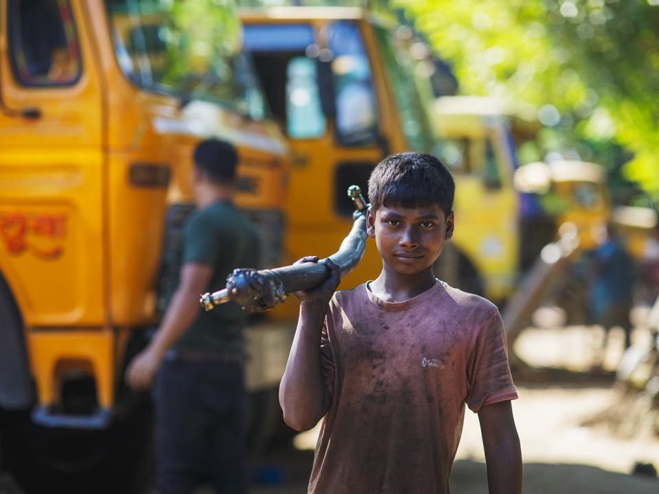 Der 14-jährige Bayazid arbeitet in einer Werkstatt auf einem Lastwagen-Gelände in Bangladesch.