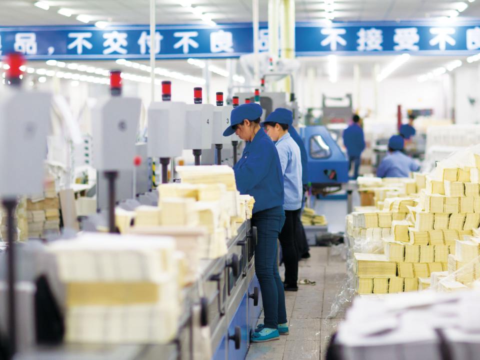 Chinesische Angestellte an Maschinen in der Amity-Druckerei in Nanjing