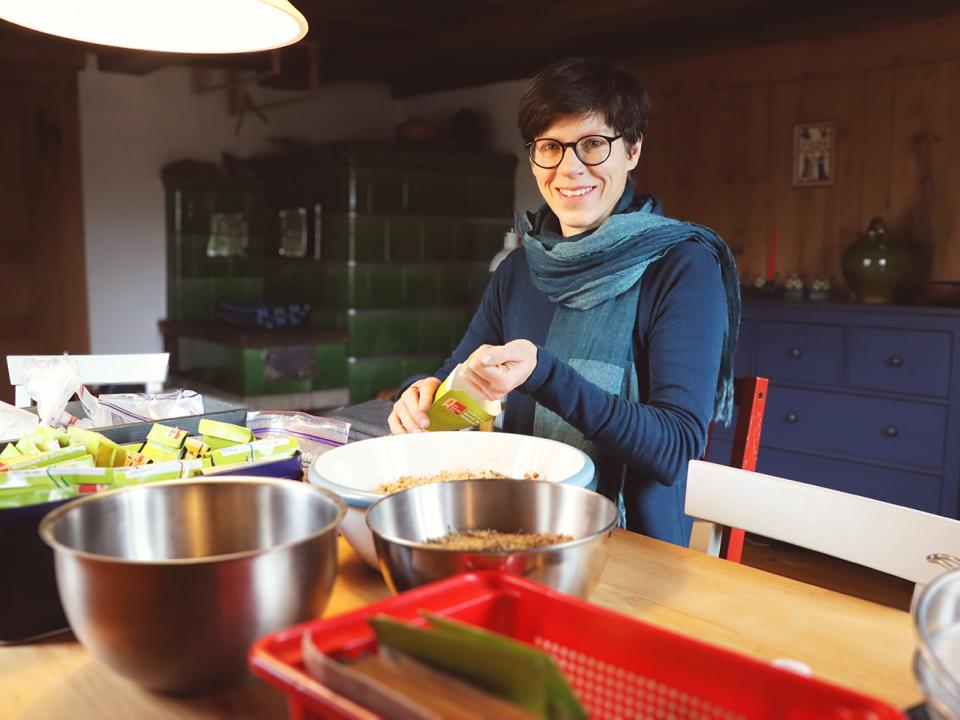 Kathrin Schäppi, Sortenbetreuerin von ProSpecieRara, mit Saatgut für Stangenbohnen, Buchweizen, Hirse und Flachs