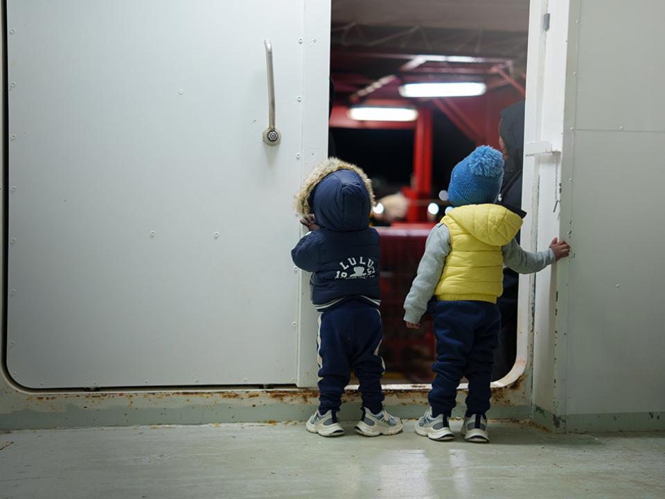 Zwei gerettete Kleinkinder erkundigen die « Ocean Viking ».