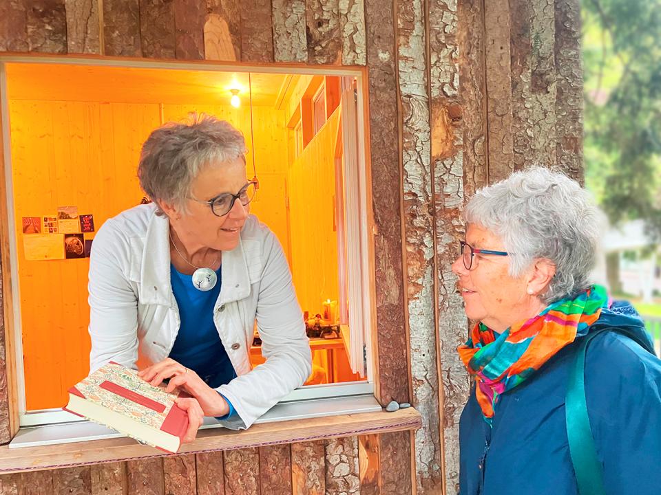 Simone Curau-Aepli mit dem Inklusen-Tagebuch erhält Besuch von ihrer Cousine.