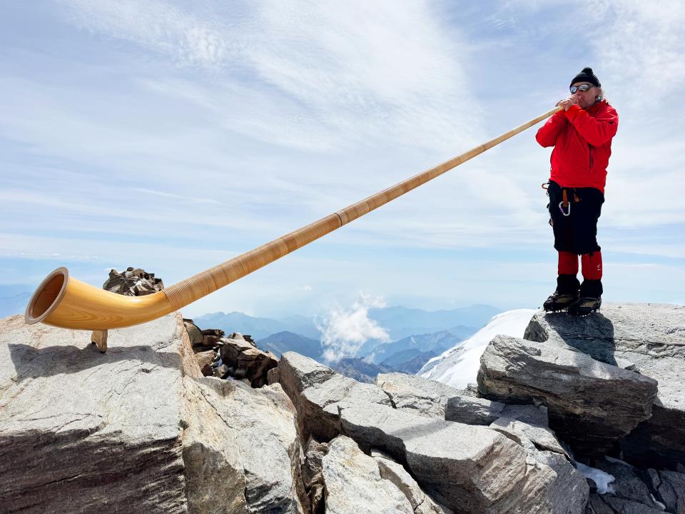Dänu Wisler mit Alphorn