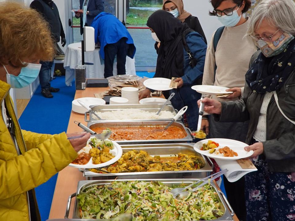 Nach der Feier gab es am Buffet eine würzige pakistanische Mahlzeit. 