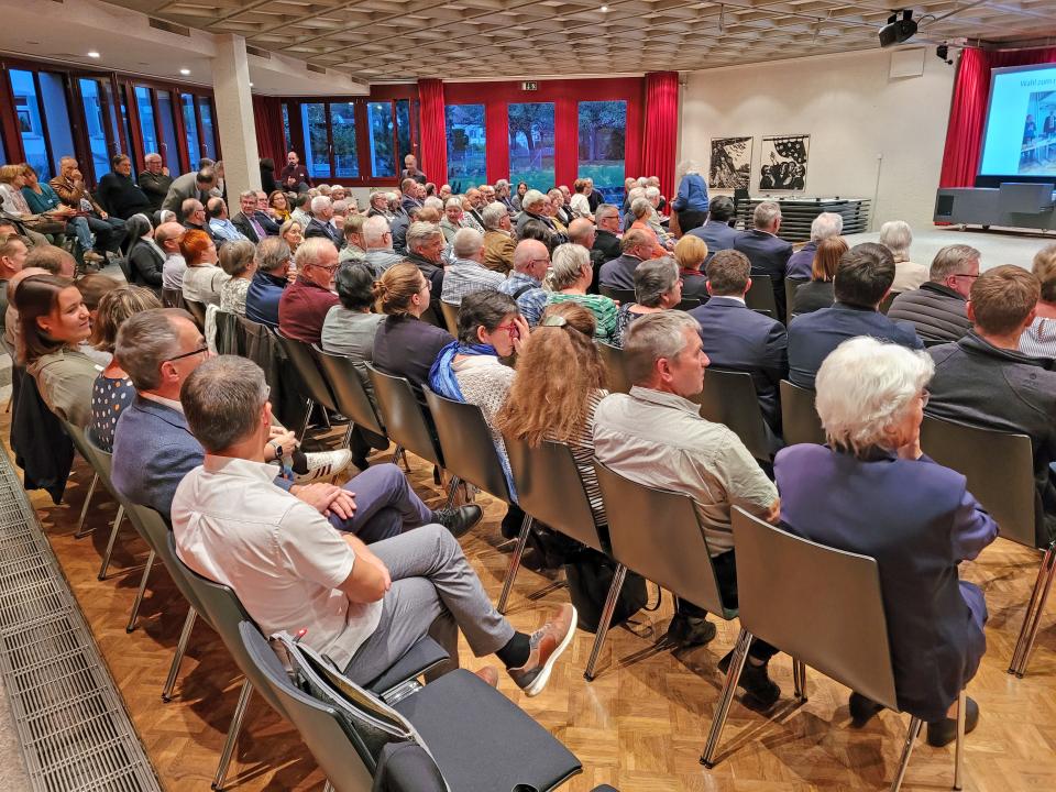 Der Saal ist gut besetzt