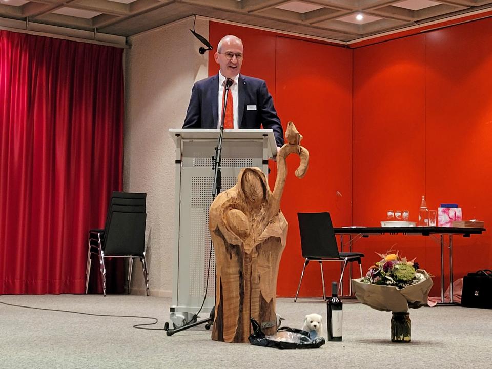 Urs Brosi mit seiner Franziskus-Statue
