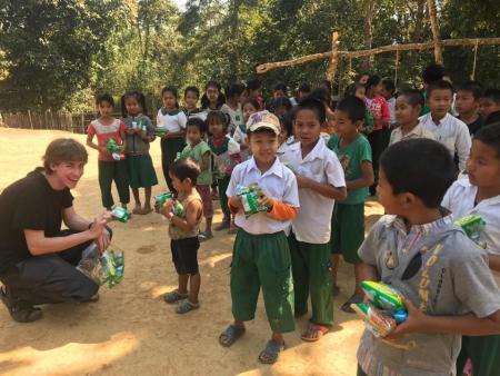 Die Jungen springen auf