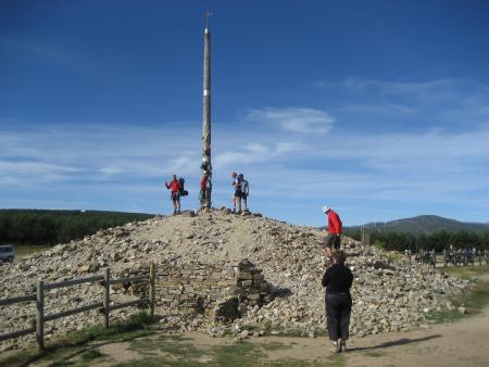 In Cruz de Ferro wird ein Stein abgelegt