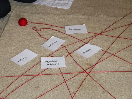 Beim anschliessenden katechetischen Impuls beantworten die Kinder Fragen zu «Was bin ich?» und den Arbeiten im Weinberg.