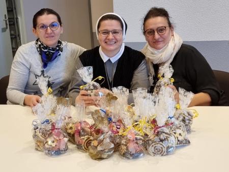 Die Frauen der Albanermission präsentieren stolz ihre gebackenen Guetzli.