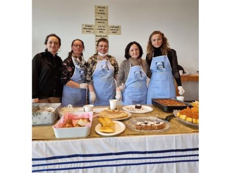 Kaffee und Kuchen nach dem Gottesdienst mit Mutter Teresa-Schürze.