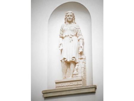 In der Nische am Pfarrhaus