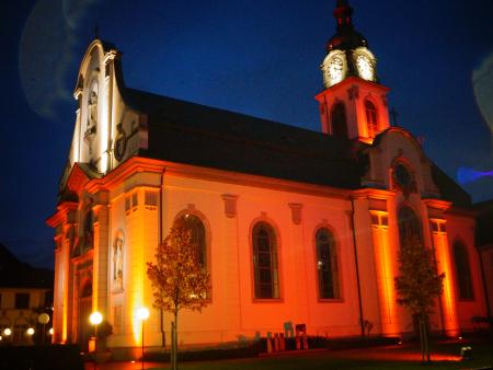 St. Johannes erstrahlte in Rot