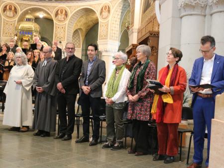 Gemeinsam feiern (von links): Gaby Zimmermann, Andreas Frei, Cyrill Bischof, Andreas Volken, Vroni Peterhans, Feyna Hartmann, Christina Aus der Au, Dominik Diezi.