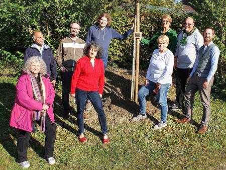 Dekanat Arbon Plus pflanzt Friedensbaum