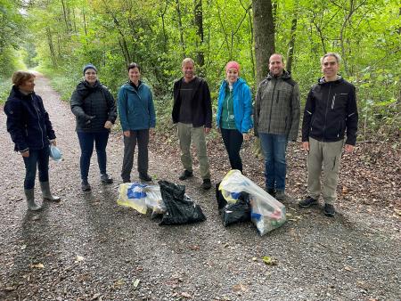 Kirchliche Mitarbeitende sammeln Abfall