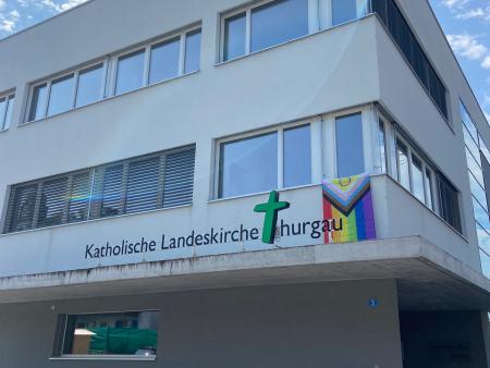 Regenbogenfahne am Zentrum Franziskus